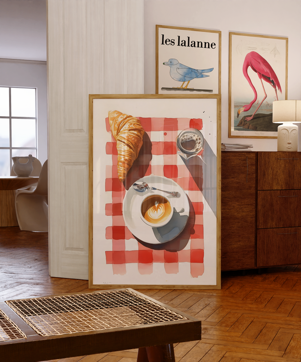 Plakat med croissant, cappuccino og rødternet dug i lys træramme – hyggelig fransk caféstemning til køkkenet