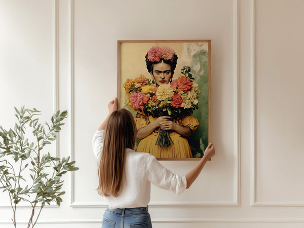Gul Kjole & Store Blomster – Frida Kahlo Plakat