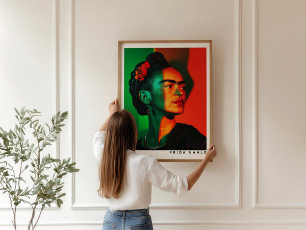 Frida Kahlo plakat med rød og grøn farvekontrast i dramatisk portræt