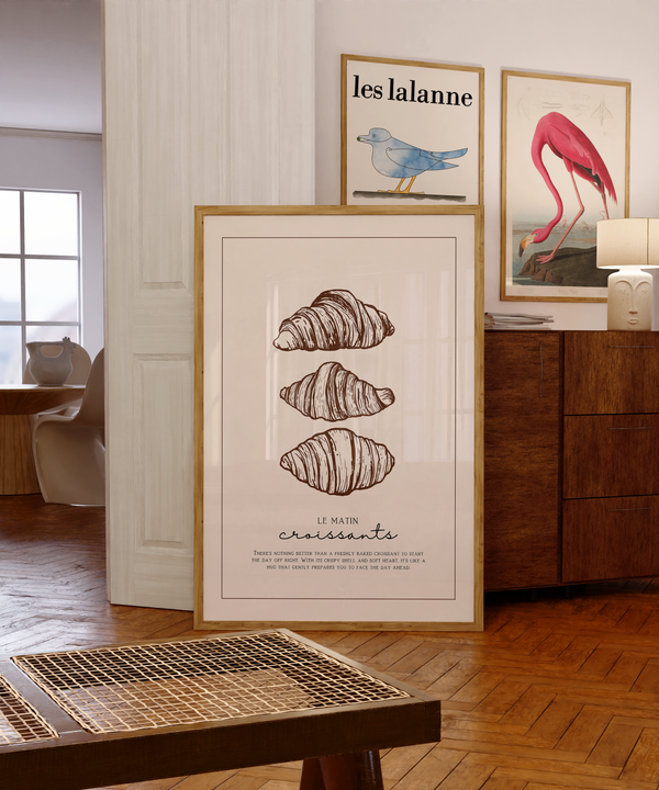 Croissant plakat med tre håndtegnede croissanter i brun ramme – perfekt som køkkenplakat med fransk caféstemning.