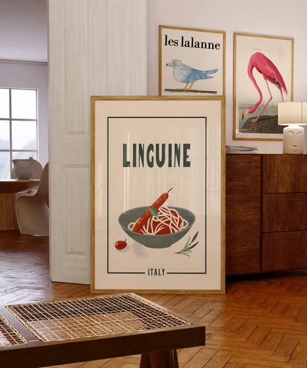 Dekorativ plakat med en skål linguine pasta og tomatsauce. Perfekt italiensk madplakat til køkken, spisestue eller gave til madelskere