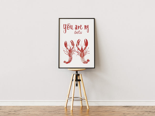 Plakat med teksten “You Are My Lobster” og to røde hummere i lys træramme – romantisk og sjov vægdekoration.