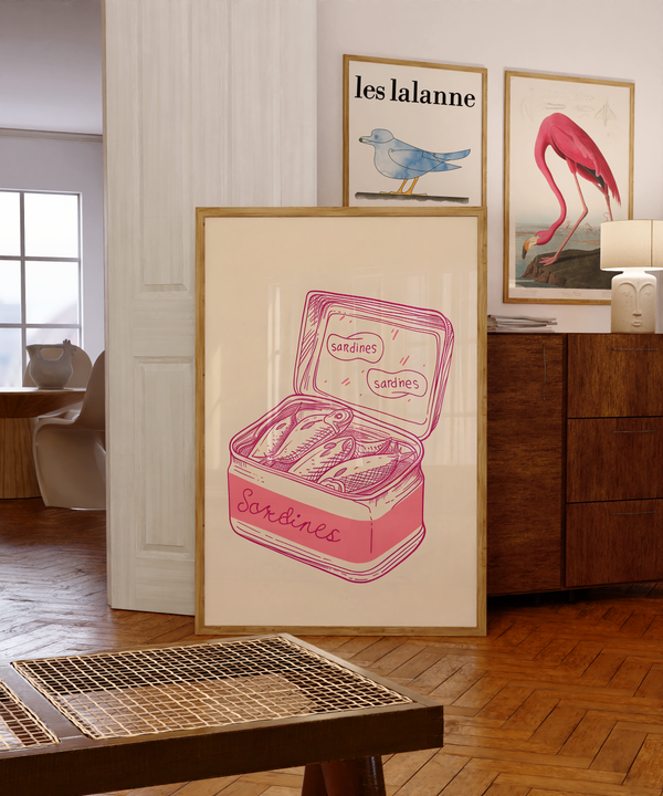 Retro plakat med pink tegning af sardiner i dåse – humoristisk køkkenplakat