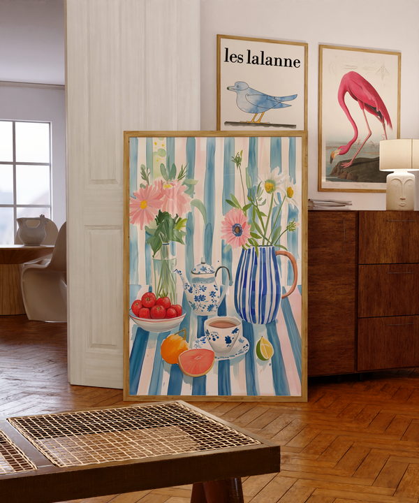 Plakat med blomster, tepotte, te og frugter på stribet dug i blå og rosa nuancer – dekorativ og sommerlig køkkenplakat.