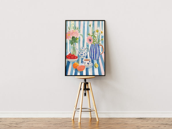 Plakat med blomster, tepotte, te og frugter på stribet dug i blå og rosa nuancer – dekorativ og sommerlig køkkenplakat