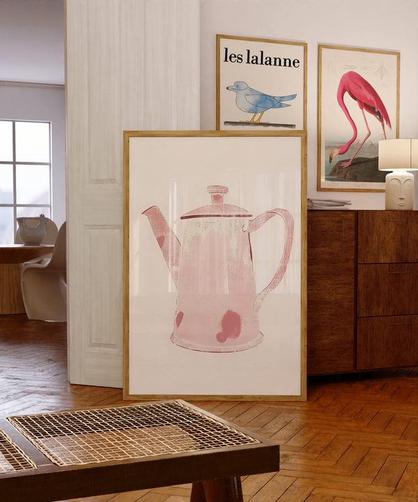 Retro plakat med lyserød tekande på lys baggrund i træramme – perfekt som køkkenplakat eller vintage vægkunst.