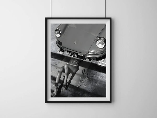 Porsche Noir – Fashion Plakat med sort/hvid Porsche og fashionmotiv. Eksklusiv sort/hvid modeplakat til moderne hjem