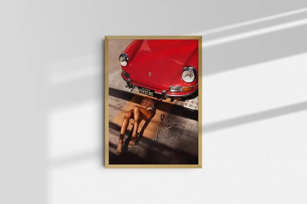 Porsche Passion – Fashion Plakat med rød Porsche og sensuelt fashionmotiv. Eksklusiv modeplakat til moderne hjem