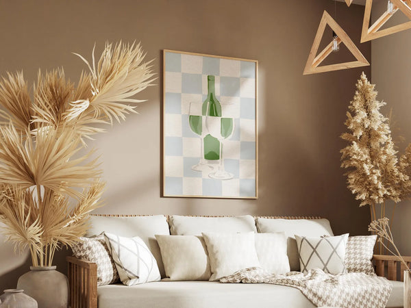 Illustration af grøn vinflaske og to vinglas på lys ternet baggrund – moderne vinplakat til køkken og hjemmebar.