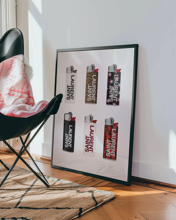 Luxury Flames – Fashion Plakat med kunstneriske Saint Laurent-inspirerede lightere. Moderne modeplakat til stuen eller soveværelset