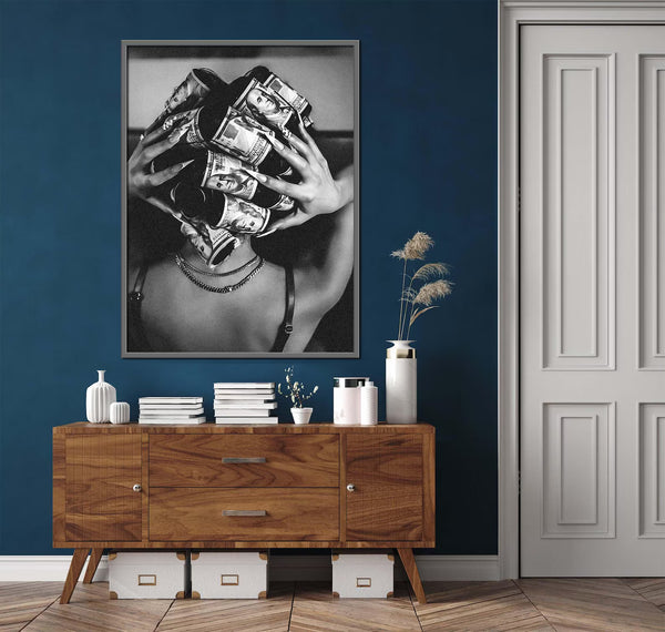 Luxury Money Girl fashion plakat i sort/hvid med kvinde og dollarsedler som curlers – moderne kunst til hjemmet