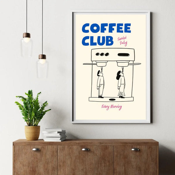 Humoristisk Coffee Club plakat med illustration af kaffemaskine og to personer samt teksten ‘Served Daily’ og ‘Every Morning’.