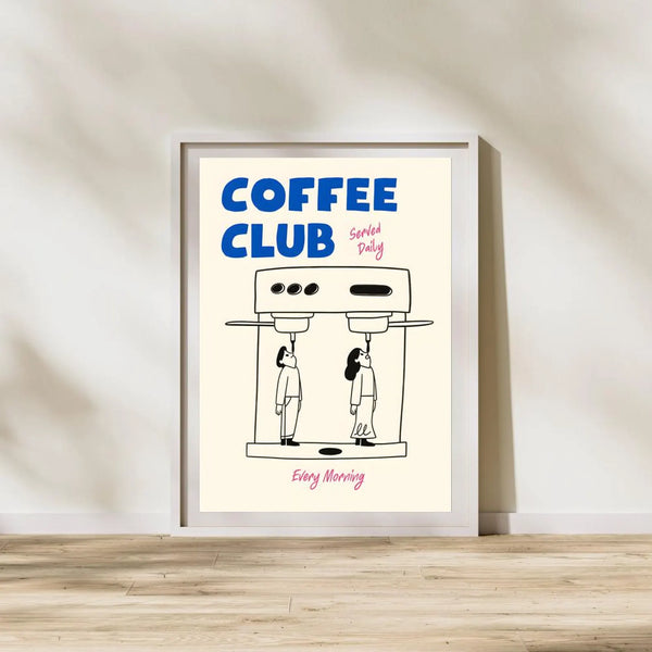 Humoristisk Coffee Club plakat med illustration af kaffemaskine og to personer samt teksten ‘Served Daily’ og ‘Every Morning’.