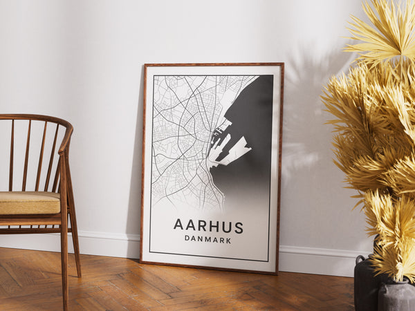 Sort/hvid Aarhus havn kortplakat med detaljeret kortdesign. Moderne og minimalistisk byplakat til boligindretning eller gave.