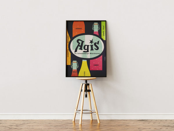 Vintage Agis plakat med sodavandsflasker og farverige smagsvarianter – retro reklame med bobler og Schenkenberger mineralvand