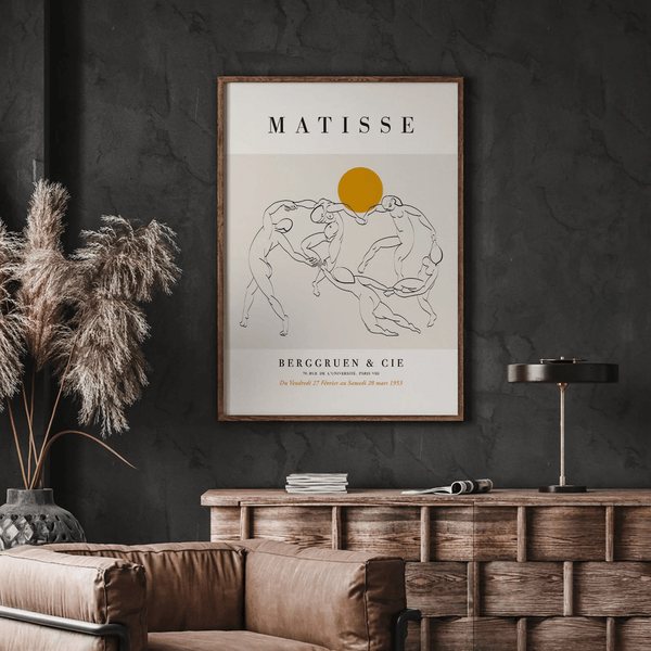 Matisse plakat med dansende figurer i sort streg på beige baggrund og gylden cirkel.