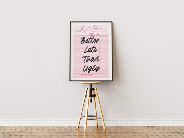Tilføj humor til din indretning med Better Late Than Ugly Plakat. Perfekt citat plakat til badeværelse, soveværelse eller som sjov gaveidé.