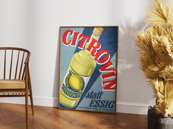 Vintage Citrovin plakat med stor citronflaske og rød/blå typografi – retro reklame for citronessens i tysk designstil.