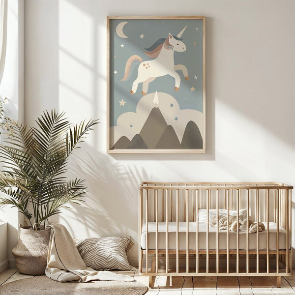 Enhjørning børneplakat med en farverig og magisk enhjørning i et eventyrligt landskab. Perfekt til at skabe en drømmende stemning i børneværelset.