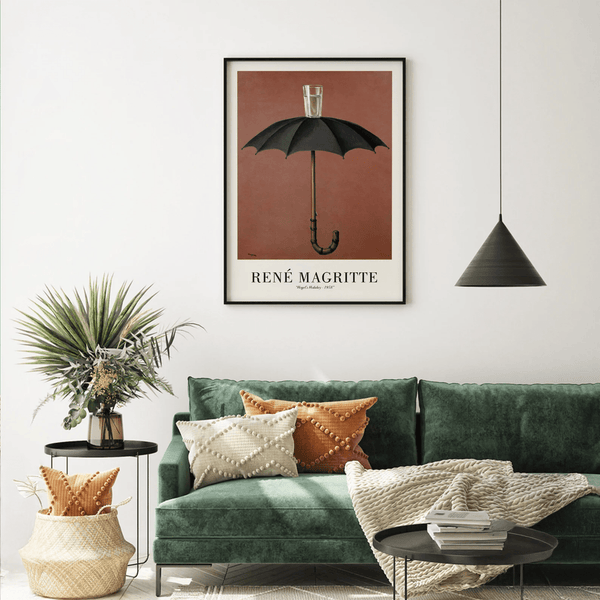 René Magritte plakat med sort paraply og glas vand ovenpå mod brun baggrund – surrealistisk kunstværk.