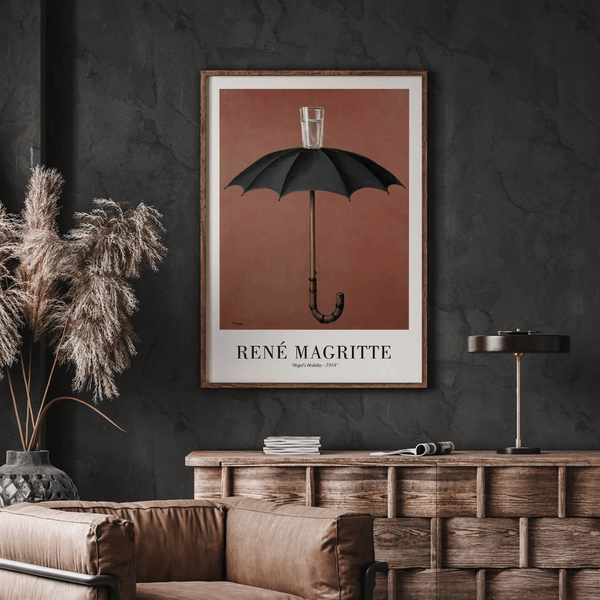 René Magritte plakat med sort paraply og glas vand ovenpå mod brun baggrund – surrealistisk kunstværk.