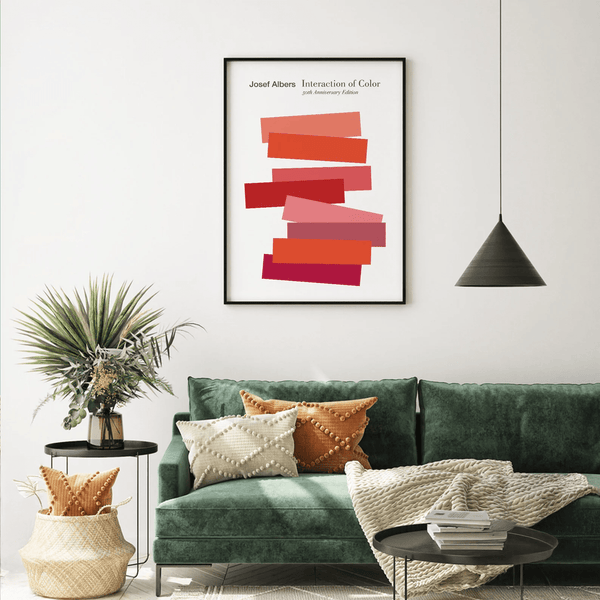 Josef Albers plakat med Interaction of Color motiv i røde og pink nuancer.