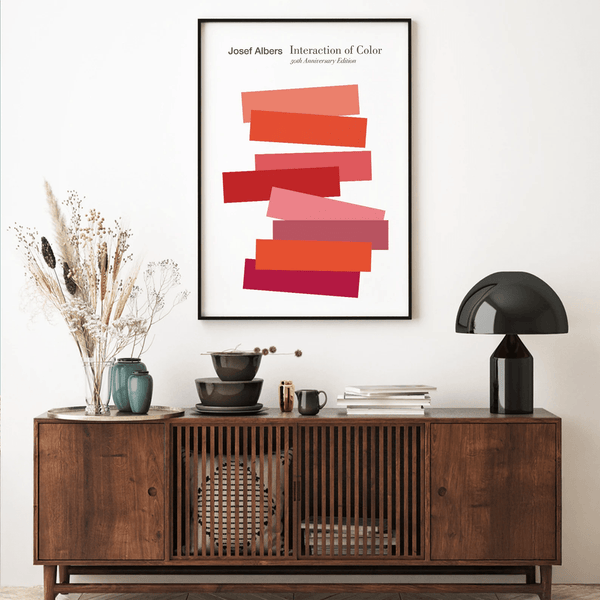 Josef Albers plakat med Interaction of Color motiv i røde og pink nuancer.