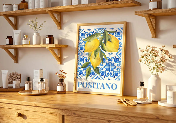 Italiensk plakat med citroner og blå fliser – “Positano” motiv med middelhavsstemning og farverig dekoration.