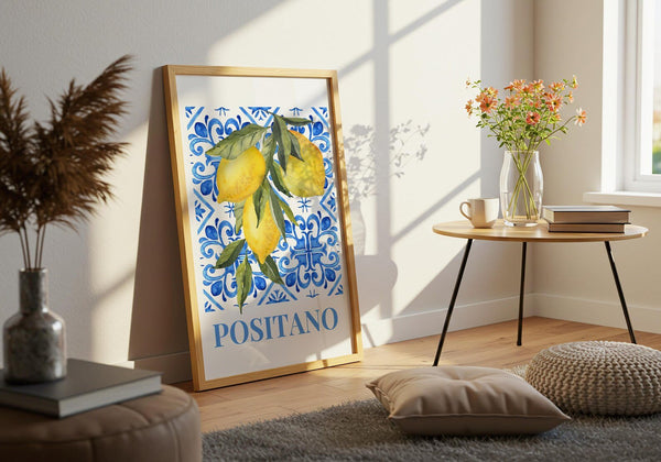 Italiensk plakat med citroner og blå fliser – “Positano” motiv med middelhavsstemning og farverig dekoration.