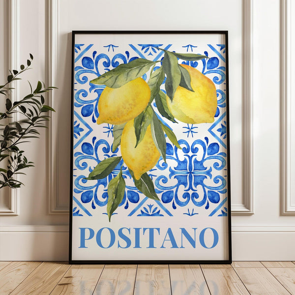 Italiensk plakat med citroner og blå fliser – “Positano” motiv med middelhavsstemning og farverig dekoration.
