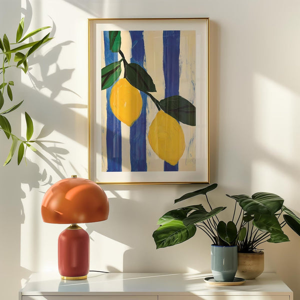 Plakat med abstrakte citroner og blå-hvide striber – moderne kunstplakat med italiensk sommerstemning.