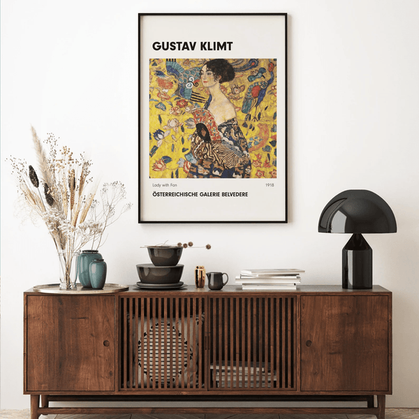 Kunstplakat af Gustav Klimts Lady with Fan. Et farverigt og elegant motiv til hjemmets vægge. Køb den hos Ellensshop.dk i dag.
