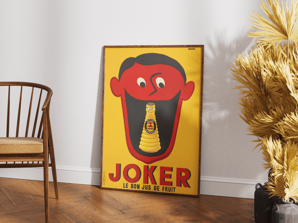 Vintage reklameplakat med Joker juiceflaske i en åben mund – i stærke røde og gule farver, fransk retrodesign