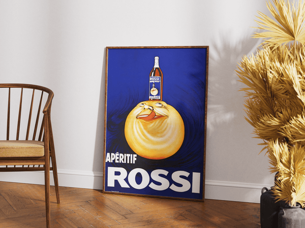 Vintage plakat med blå baggrund, en flaske Rossi aperitif og en glad appelsinfigur – retro reklameplakat med humor og farver.