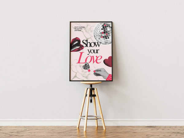 Skab en kærlig atmosfære med Show Your Love - Pink Plakat. En smuk pinke plakat med et varmt budskab – perfekt til moderne indretning.