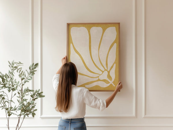 Sol Blomst Plakat med varme nuancer og solinspireret blomstermotiv. Perfekt til moderne boligindretning og billedvægge med personlighed.