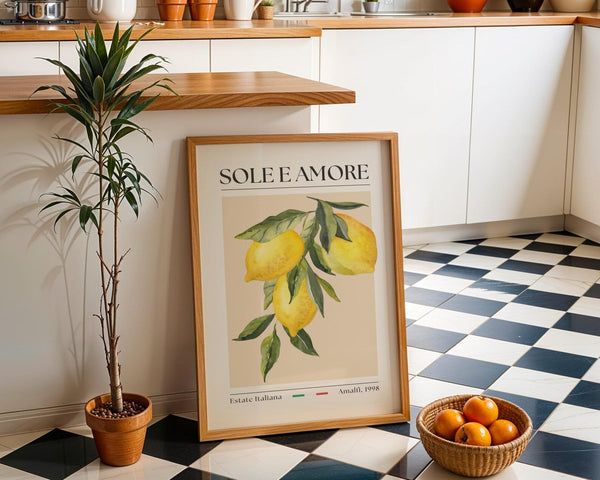 Plakat med citroner og teksten “Sole e Amore” i italiensk vintage-stil – inspireret af Amalfi og Estate Italiana.
