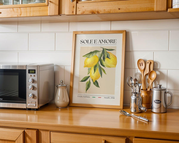 Plakat med citroner og teksten “Sole e Amore” i italiensk vintage-stil – inspireret af Amalfi og Estate Italiana.