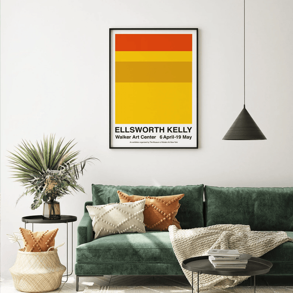 Walker Art Center plakat af Ellsworth Kelly med gule og orange farver i minimalistisk design, hængende over sofa i moderne hjem.