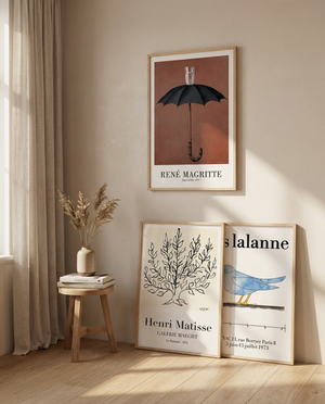 Træd ind i René Magrittes magiske univers med vores håndplukkede kollektion af surrealistiske plakater. 