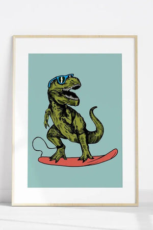 T-Rex På Surfbræt Børneplakat – Sjov Dinosaur Surfing Plakat