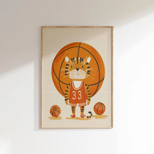 Tiger basketbold børneplakat med en tiger i basketballaktion. Perfekt til børn, der elsker både dyr og sport. Giv væggen liv med denne energiske plakat!