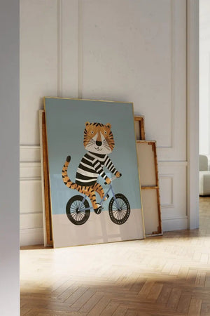 Tiger på cykel børneplakat med en farverig tiger, der cykler. Sjov og eventyrlig plakat til børneværelset, der tilføjer fart og liv til væggen!