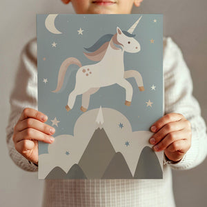 Enhjørning børneplakat med en farverig og magisk enhjørning i et eventyrligt landskab. Perfekt til at skabe en drømmende stemning i børneværelset.