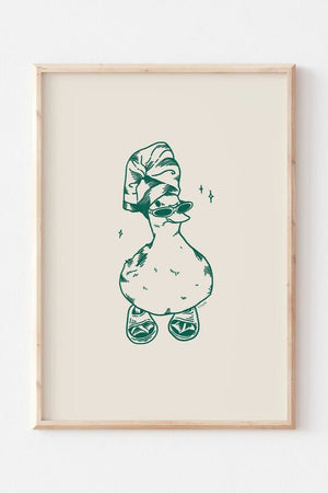 Plakat med sjov illustration af badeand iført klipklapper – perfekt til badeværelset eller gæstetoilettet med et humoristisk twist.