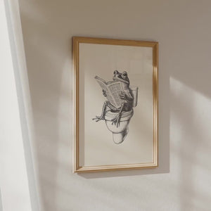 Humor plakat til badeværelset med illustration af en frø, der sidder på toilettet og læser avis i sort-hvid stil.