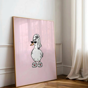 Sød humor plakat med and i håndklæde og solbriller på lyserød baggrund, iført hjemmesko med hjerter.