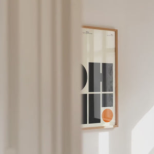 Grafisk typografi plakat med geometriske former i sort og creme med orange detalje