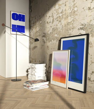 Grafisk typografi plakat i blå nuancer med geometriske bogstavformer på lys baggrund