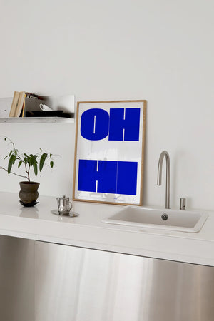 Grafisk typografi plakat i blå nuancer med geometriske bogstavformer på lys baggrund